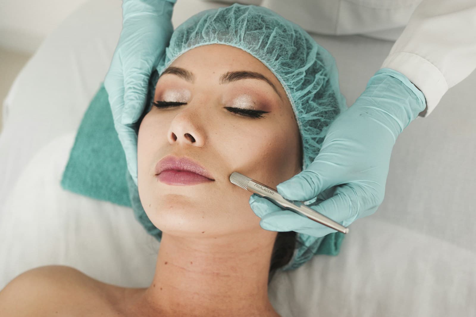 Procedimento estético facial realizado com precisão