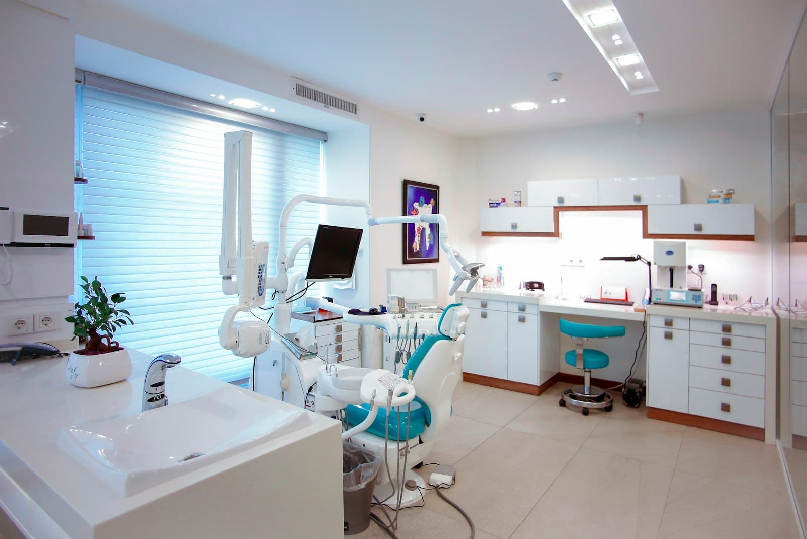 Interior de consultório odontológico moderno e elegante