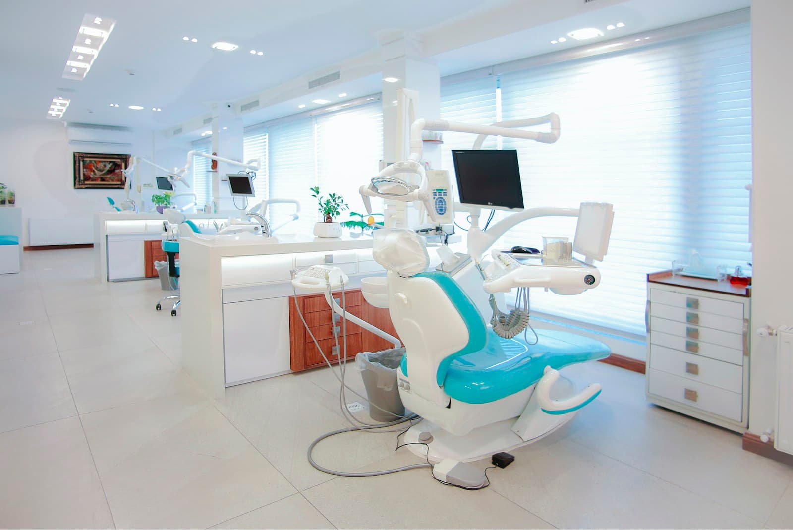 Consultório odontológico amplo e iluminado