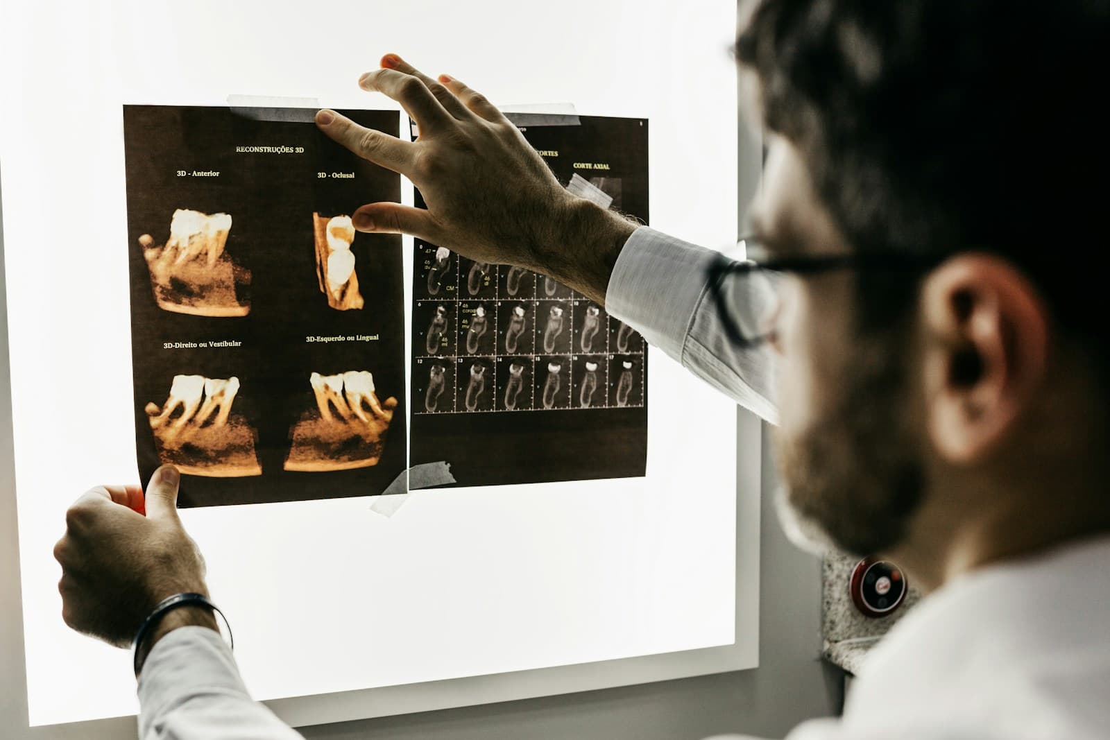 Especialista analisando radiografias odontológicas